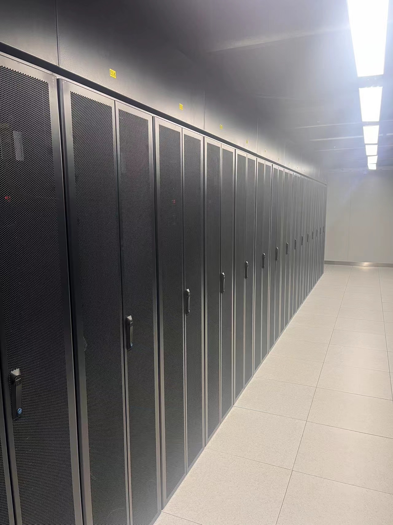 产品展示_北京亦庄中经云机房，服务器托管一年要多少钱，高电机柜租用